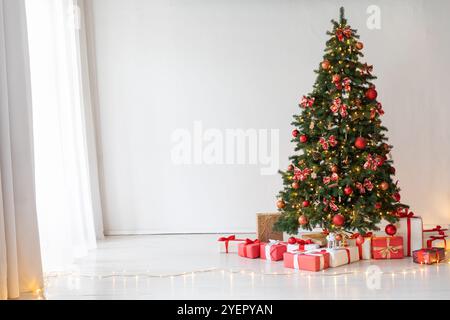 Arbre de Noël avec des cadeaux décorés de jouets à l'intérieur Banque D'Images