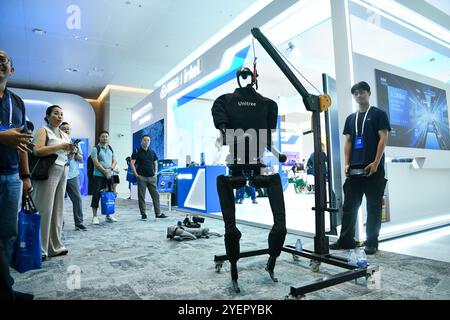 Pékin, Chine. 5 septembre 2024. Les gens regardent une démonstration de robot sur le stand d'Intel lors du Sommet mondial de l'écosystème numérique de Tencent à Shenzhen, dans la province du Guangdong au sud de la Chine, le 5 septembre 2024. Crédit : Liang Xu/Xinhua/Alamy Live News Banque D'Images