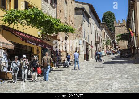 Les gens sur la rue centrale dans le château médiéval de Gradara, Marche, Italie, Europe Banque D'Images