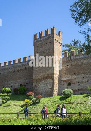 Les gens marchent devant une tour sur le mur de défense du château médiéval de Gradara, région des Marches, Italie, Europe Banque D'Images