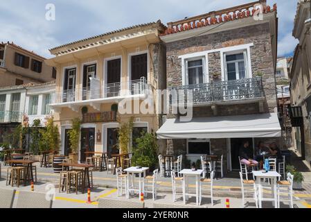 Deux bâtiments historiques avec balcons et cafés dans une rue animée, Poros, île de Poros, îles Saroniques, Péloponnèse, Grèce, Europe Banque D'Images