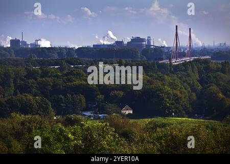 Vue depuis la pointe du butin Rheinpreussen à Moers jusqu'à l'usine ThyssenKrupp avec le pont de l'autoroute A 42 à Duisburg, région de la Ruhr, Rhénanie-du-Nord-Ouest Banque D'Images