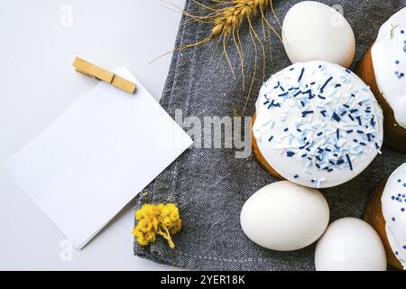 Joyeuses Pâques.Vacances orthodoxes de Pâques.Cuisine traditionnelle.Gâteau de pâques et œufs maison tendance et créatifs.Copiez du papier feuille d'espacement.Kuli Banque D'Images