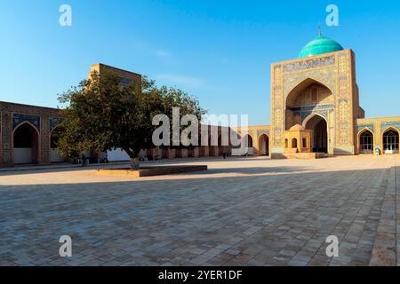 Vue sur la cour à la Mosquée historique de Kalyan qui est le lieu principal dans le Saint Boukhara. Mosquée Kalyan, composant POI-Kalyan ensemble est la centrale Banque D'Images