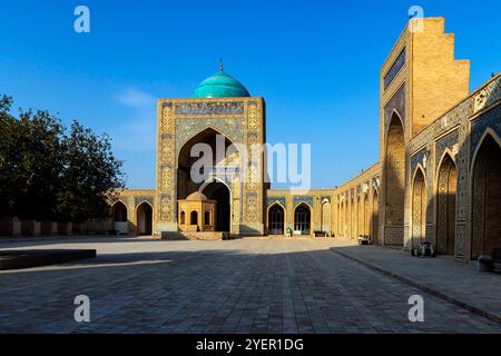 Vue sur la cour à la Mosquée historique de Kalyan qui est le lieu principal dans le Saint Boukhara. Mosquée Kalyan, composant POI-Kalyan ensemble est la centrale Banque D'Images