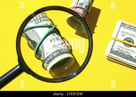 Loupe sur le fond d'un paquet de dollars gros plan, cent dollars franklin, mille texture, fond. Budget de l'entreprise de Banque D'Images