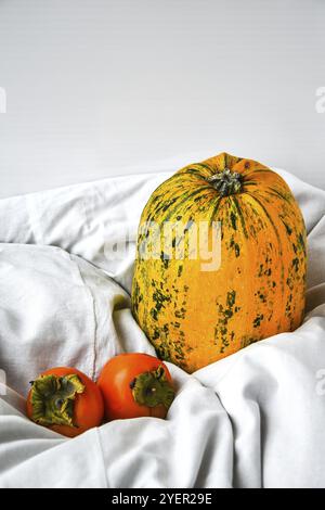 Citrouille sur fond blanc. Récolte d'automne. Copier l'espace. Persimmons. Arrière-plan de l'automne Banque D'Images