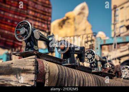 Un assortiment de machines à coudre vintage est affiché en Cappadoce mettant en valeur leurs conceptions complexes. Banque D'Images