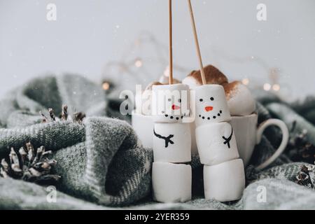 Deux bonshommes de neige joyeux et drôles. Des amis guimauves. Bricolage. Un régal pour les enfants, un bonimauque amusant bonhomme de neige. Noël hiver décoration de vacances. Ne Banque D'Images