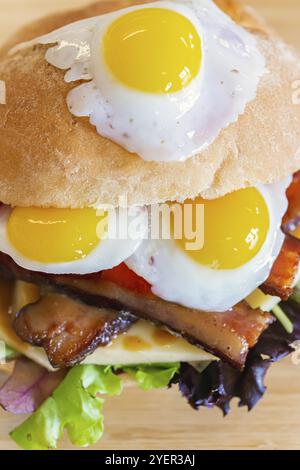 Gros plan d'un sandwich appétissant, composé de trois œufs de caille frits, et d'autres farces, y compris des légumes, prises d'en haut Banque D'Images