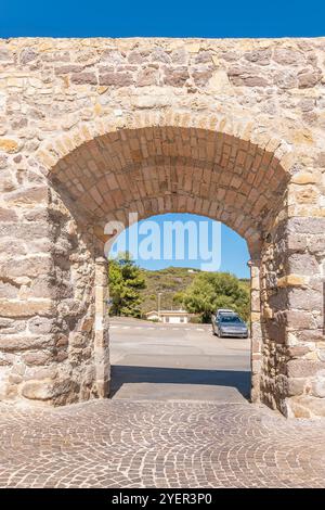 L'ancienne Porta Leone, porte du lion, dans les remparts de la ville de Carloforte, Sardaigne, Italie Banque D'Images