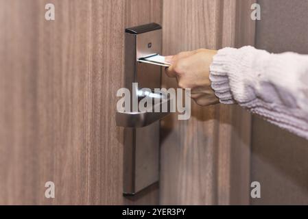 Femme de l'insertion d'une carte à la main pour ouvrir la porte de l'hôtel à verrouillage électronique Banque D'Images