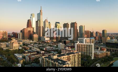 Les grands bâtiments reflètent la lumière saturée dans le verre au coucher du soleil dans ce centre-ville de Philadelphie métro aérien zone Banque D'Images