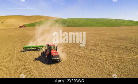 Le propriétaire de la ferme fait ses tâches quotidiennes labourer le champ au printemps pour planter plus tard Banque D'Images