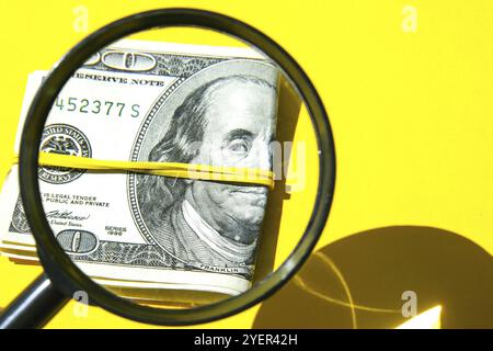 Loupe sur le fond d'un paquet de dollars gros plan, cent dollars franklin, mille texture, fond. Budget de l'entreprise de Banque D'Images