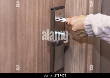 Femme de l'insertion d'une carte à la main pour ouvrir la porte de l'hôtel à verrouillage électronique Banque D'Images