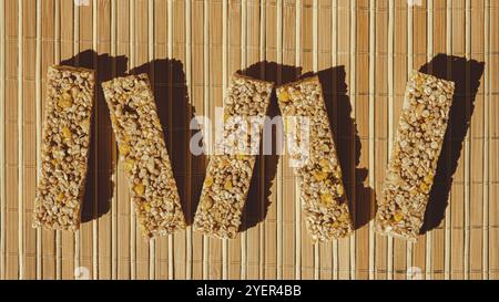 Bar énergétique Granola naturel fait maison. Variété de barres de petit-déjeuner de granola aux protéines maison, avec noix, raisins secs, cerises séchées et chocolat. Nutr sain Banque D'Images