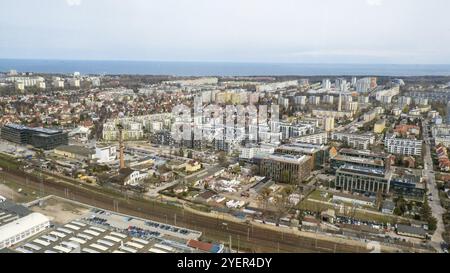 Vue aérienne depuis le dessus de la scène des transports en commun Drone à Gdansk. Oliva star quartier des affaires transport trafic urbain. Tramways bus voitures City Traffic Jam. Banque D'Images