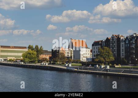 Elblag, Pologne, août 2022. La cathédrale Nicolas Tour gothique vue sur la porte du marché et la rue principale de la cathédrale de la vieille ville. Architecture de El Banque D'Images