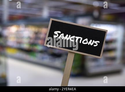 Affiche d'étiquette d'information en bois avec texte DE SANCTIONS contre le message relatif aux étagères de magasin défocacées. Faim dans le monde, inflation, prix élevés, augmentation de la vie ex Banque D'Images