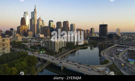 La circulation du véhicule se déplace sur les ponts sur la rivière Schuylkill dans et hors de Philadelphie Banque D'Images
