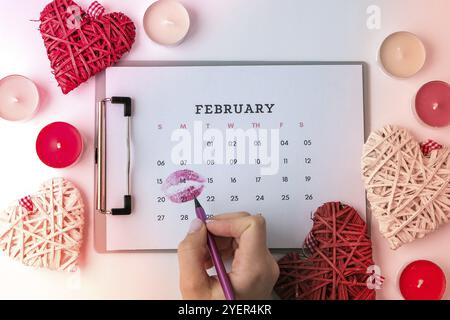 Calendrier avec le 14 février date. Planification des vacances de Saint-Valentin. J'adore les rencontres romantiques. Préparation avec les coeurs. Bougies romance Banque D'Images