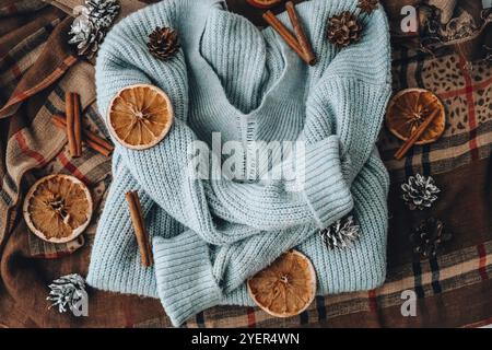 Chandail bleu et bâtonnets de cannelle et étoile anis.Séchez les tranches d'orange-agrumes et les cônes.Cocktail chaud d'hiver.Noël, Thanksgiving boissons.Automne, g Banque D'Images