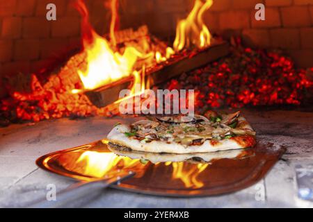 Photos prises lors d'un atelier de fabrication de pain et pizza avec beaucoup de gens de tous âges et générations. Photos prises à l'extérieur autour d'un four à pain, un Banque D'Images