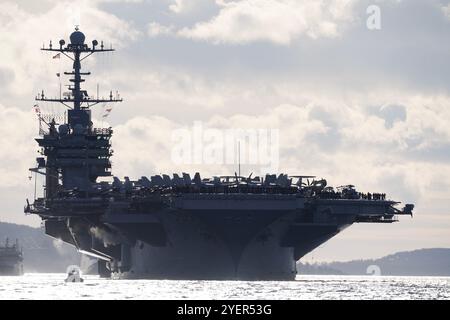 Drøbak 20241101. Le porte-avions américain USS Harry S. Truman est en route vers le fjord Oslofjord vendredi matin. Photo : Thomas Fure / NTB Banque D'Images