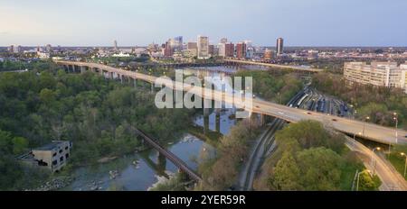 La James River est uniforme et lente sur ce matin dans et autour de Richmond en Virginie Banque D'Images