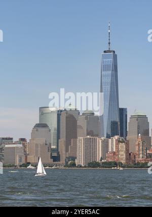 Le Manhattan Skyline se profile grand lors d'un bel après-midi de vacances d'été Banque D'Images
