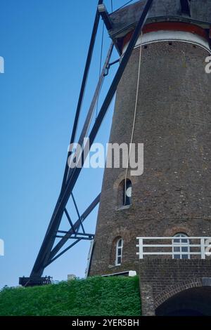 Une vue plus rapprochée du moulin à vent historique de Roosdonck à Nuenen avec son mécanisme de remontage et ses fenêtres cintrées. Banque D'Images