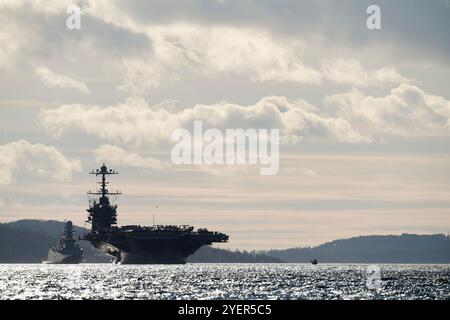 Drøbak 20241101. Le porte-avions américain USS Harry S. Truman est en route vers le fjord Oslofjord vendredi matin. Photo : Thomas Fure / NTB Banque D'Images