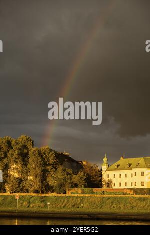 Fortes pluies et arc-en-ciel au-dessus de la Vistule à Cracovie en Pologne. Vue imprenable sur la saison des pluies et l'arc-en-ciel de la ville. Ciel, vues panoramiques Banque D'Images