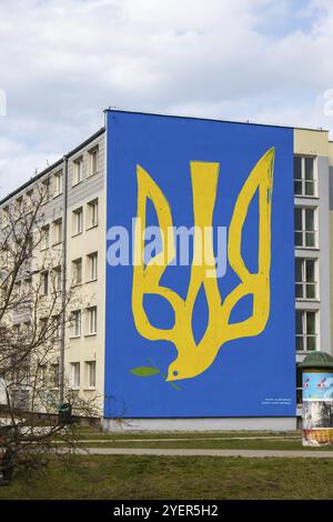 Gdansk Pologne Mars 2022 UKRAINE emblème national avec le pigeon symbole de la paix EN GRAFFITI. Peinture murale dans la maison de bâtiment Pologne Gdansk Europe à montrer Banque D'Images