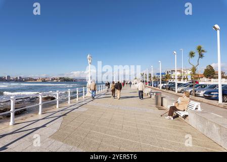 Gijon, Espagne, 19 novembre 2018 : balade touristique sur la promenade côtière de la ville de Gijon, Asturies, Espagne, Europe Banque D'Images