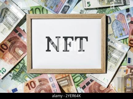 Texte de jeton non fongible NFT.Mots-clés jeton non fongible NFT sur papier vierge.Contexte des factures en euros.Crypto-art des actifs blockchain, art numérique, Banque D'Images