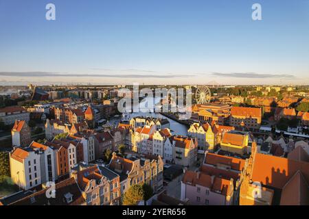 Belle architecture de la vieille ville de Gdansk, Pologne par beau temps. Vue aérienne depuis le drone de l'hôtel de ville principal et de la basilique Sainte-Marie. Ville architecte Banque D'Images