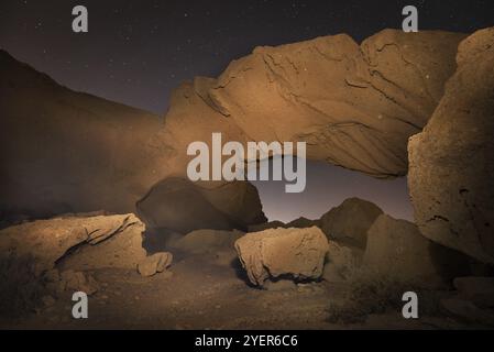 Paysage étoilé de nuit d'un arc volcanique de roche à Tenerife, île des Canaries, Espagne, Europe Banque D'Images