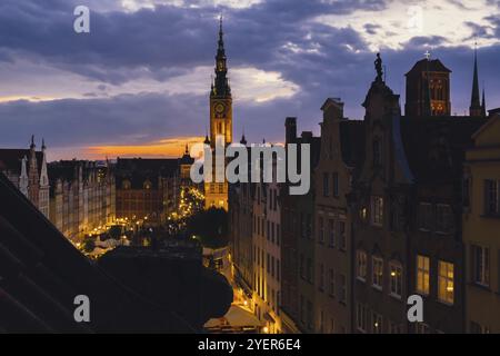 Belle vieille ville de Gdansk au crépuscule de l'été Pologne. Coucher de soleil vue de nuit depuis le toit de la fenêtre sur le centre historique de la rue Dluga et de l'hôtel de ville Architec Banque D'Images