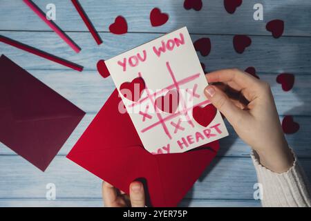 Saint-Valentin. Instructions pour la fabrication des cartes de Saint-Valentin. Texte VOUS AVEZ GAGNÉ MON COEUR et TIC tac TOE jeu carte postale artisanat, carte de voeux. Bricolage, étape par étape Banque D'Images