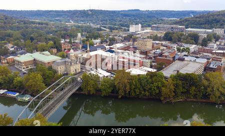 Le Kentucky River serpente le long de l'élaboration du noyau urbain du centre-ville de Frankfort KY Banque D'Images