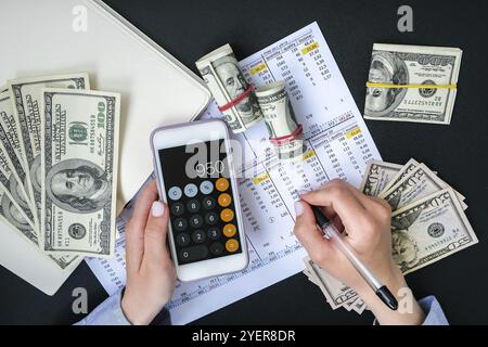 Kiev, Ukraine, mai 2021. Mains féminines authentiques candides millénaires comptant de l'argent usd. Les mains de femme d'affaires comptent l'abondance d'un billet de cent dollars Banque D'Images