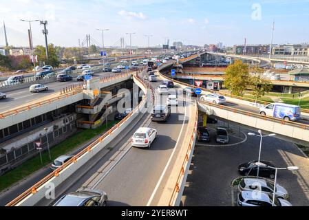 Échangeur de boucle de Mostar et autoroute urbaine sur le pont Gazela (route européenne E75) à Belgrade, capitale de la Serbie, le 31 octobre 2024 Banque D'Images