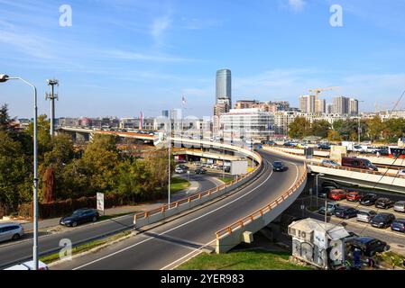 Échangeur de boucle de Mostar et autoroute urbaine sur le pont Gazela (route européenne E75) à Belgrade, capitale de la Serbie, le 31 octobre 2024 Banque D'Images