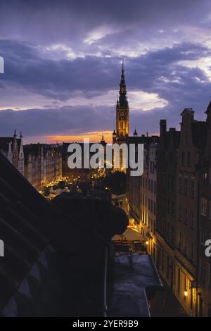 Belle vieille ville de Gdansk au crépuscule de l'été Pologne. Coucher de soleil vue de nuit depuis le toit de la fenêtre sur le centre historique de la rue Dluga et de l'hôtel de ville Architec Banque D'Images