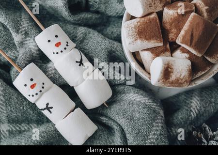 Deux bonshommes de neige joyeux et drôles. Des amis guimauves. Bricolage. Un régal pour les enfants, un bonimauque amusant bonhomme de neige. Noël hiver décoration de vacances. Ne Banque D'Images