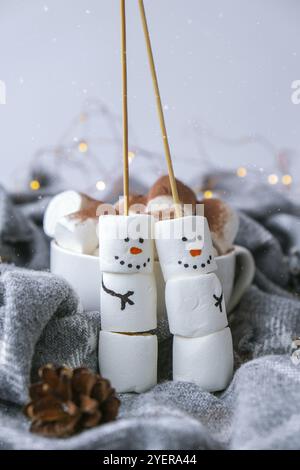 Deux bonshommes de neige joyeux et drôles. Des amis guimauves. Bricolage. Un régal pour les enfants, un bonimauque amusant bonhomme de neige. Noël hiver décoration de vacances. Ne Banque D'Images