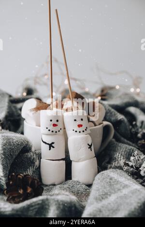 Deux bonshommes de neige joyeux et drôles. Des amis guimauves. Bricolage. Un régal pour les enfants, un bonimauque amusant bonhomme de neige. Noël hiver décoration de vacances. Ne Banque D'Images