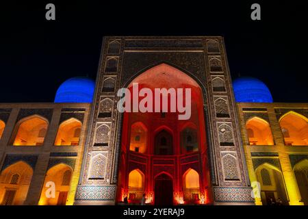 Vue de nuit de l'institution Mir-i arabe Madrasa qui fait partie du complexe POI-Kalyan dans le Saint Boukhara. Mosquée Kalyan, composant POI-Kalyan ensemble est t Banque D'Images